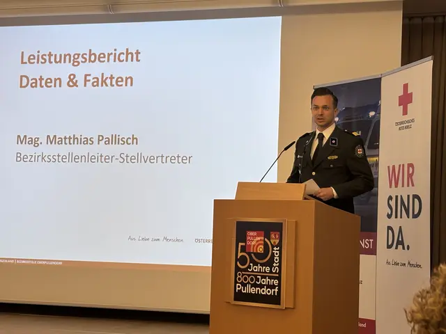 Der Rettungsdienst im Bezirk wird von hauptberuflichen Kräften und zahlreichen Freiwilligen getragen. Bezirksstellenleiter Stellvertreter Matthias Pallisch gab einen Überblick über Zahlen und Fakten aus dem vergangenen Jahr.  | Foto: Rosenberger Victoria