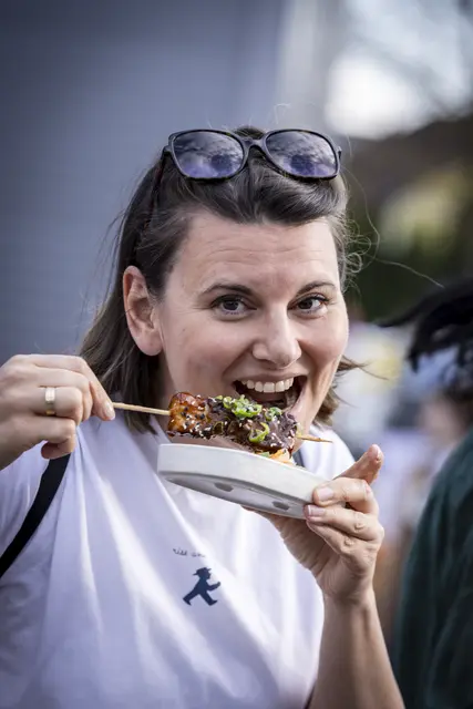 Die Gäste probierten sich durch und gustierten nach Herzenslust. | Foto: designreich.at/Daniel Reichinger