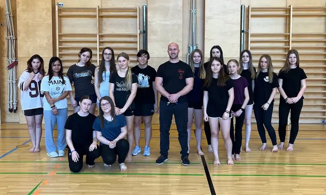 Mädchen lernen auf sich selbst zu vertrauen und Gefahren abzuwehren