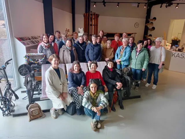 Landfrauen tauchten in die Welt des Leinens und Blaudrucks ein