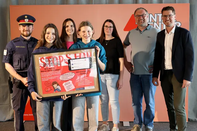 Die ausgestellten Plakate richten sich bewusst nicht nur an Jugendliche, sondern an die gesamte Öffentlichkeit. Die Botschaft: Safer Internet beginnt bei uns allen – online wie offline.
 | Foto: MGT/Pichler