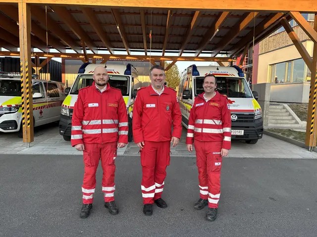 Bezirksstellenleiter Klaus Rosenmayer (Mitte) mit den Stellvertretern Matthias Wimmer und Reinhard Grubeck. | Foto: Rotes Kreuz Niederösterreich