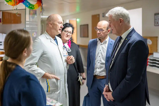 Reinhold Klug im Gespräch im Landesklinikum der Stadt. | Foto: LK Horn