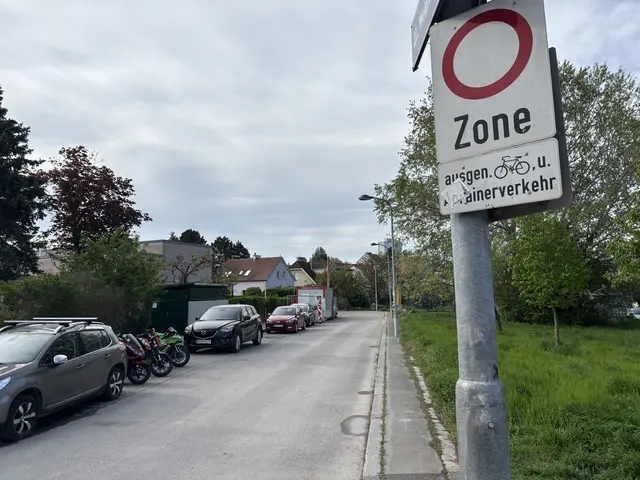 In der Siebeckstraße und am Drygalskiweg sammelt sich auf den Straßen der Baustaub. | Foto: Michael Marbacher/MeinBezirk