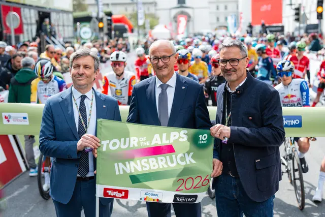 Euregio-Präsident LH Anton Mattle (Mitte) mit Südtirols LH Arno Kompatscher (r.) und dem Trentiner LHStv Achille Spinelli (l.) beim Start der Tour of the Alps in Innsbruck. | Foto: Land Tirol/Fitsch