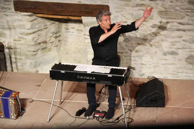 Kabarettist und Musiker Christof Spörk - "Botschafter" der Krebshilfe Burgenland - begeisterte mit seinen humorvoll, kritischen Liedern. | Foto: Peter Seper