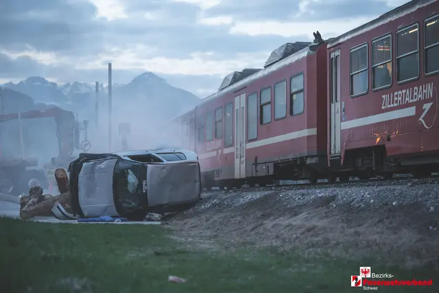 Großübung des Feuerwehrabschnitts Fügen in Ried i. Z.