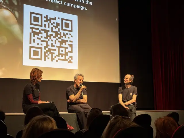 Anita und Richard Ladkani mit Andreas Sattra. Der QR-Code führt zur Website des Yuma Instituts. | Foto: Mirjam Preineder