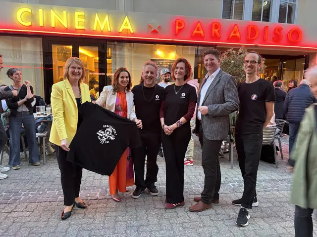 Gemeinderätin Helga Krismer, Bürgermeisterin Carmen Jeitler-Cincelli, Richard und Anita Ladkani, Bezirkshauptmann Christian Pehofer, Andreas Sattra (Cinema Paradiso Baden).  | Foto: Mirjam Preineder