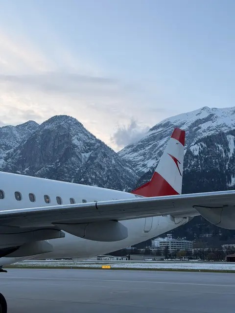 Der Flughafen Innsbruck und die Airlines beobachten die Kerosinlage aufmerksam, aktuell gibt es jedoch keine Einschränkungen im Flugbetrieb. Trotz internationaler Warnungen bleibt die Versorgung in Tirol derzeit stabil. | Foto: Meinbezirk/SPRENGER
