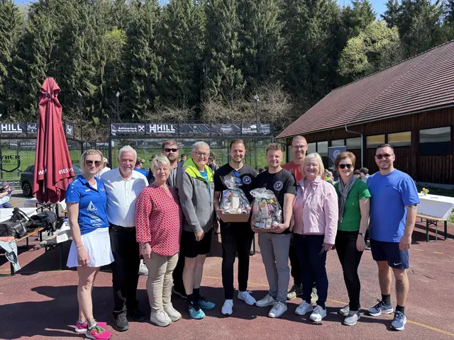 Bgm. Josef Waltl mit einigen Gemeinderäten und den Betreibern bei der feierlichen Eröffnung. | Foto: Elisabeth Korbe