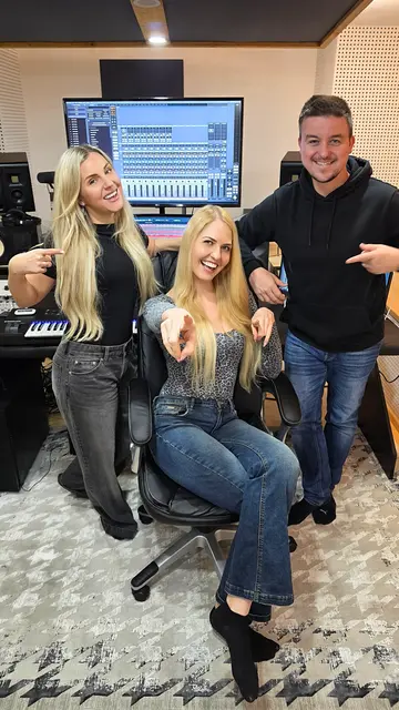 Gemeinsam mit Schlagersängerin Natalie Holzner und  Produzent Dominik Hemmer arbeitet Beatrice Turin an der neuen Single. | Foto: Turin