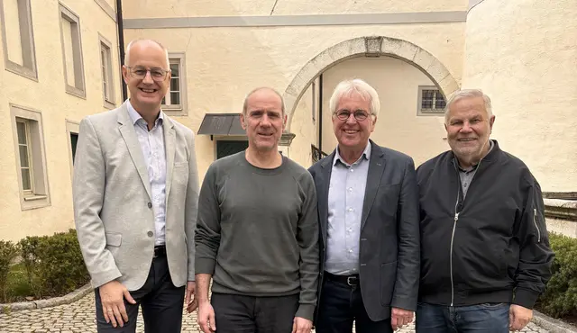 Von links: Markus P. Ladendorfer, Josef Mitschan, Wilhelm Hochreiter und Gerhard Danner. | Foto: Bildungsschlösser OÖ