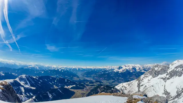 Skitour am Tennengebirgsplateau mit kurzem Besuch am Eiskogel und Blick in das frühlingshafte Tal | Foto: Michael Steininger