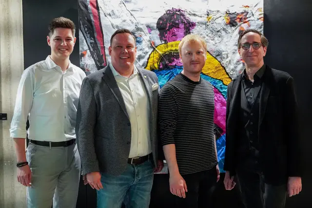 Bei der Eröffnung am Merkur Campus: Max Prasch (Merkur Versicherung), Vorstandsdirektor Markus Spellmeyer, Künstler Jan Böhmer und Kurator Andreas Leb.  | Foto: Merkur Versicherung