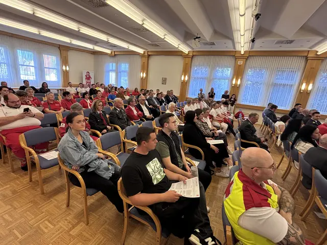 Zahlreiche Mitarbeiterinnen und Mitarbeiter des Roten Kreuzes sowie Vertreterinnen und Vertreter der Ortsstellen nahmen an der Bezirksversammlung im Rathaus Oberpullendorf teil. | Foto: Rosenberger Victoria