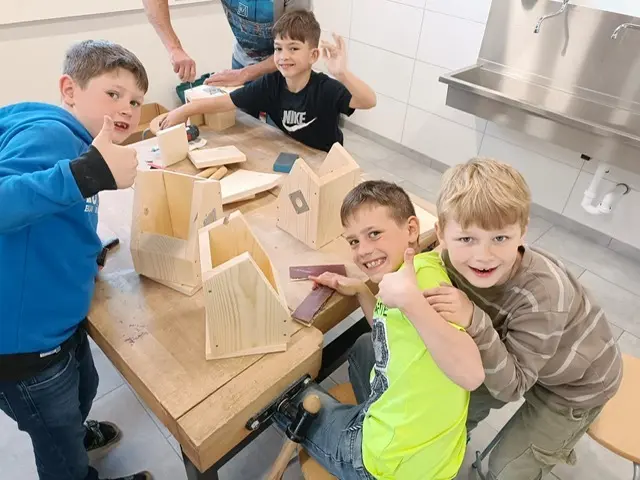 In mehreren Unterrichtsstunden entstanden in der Volksschule die Nistkästen. | Foto: Michaela Freisinger