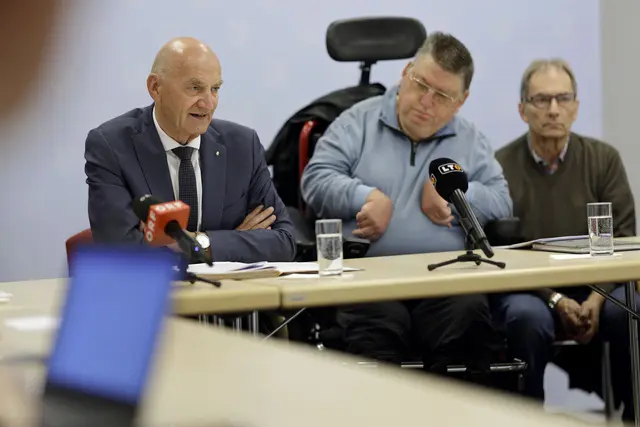 Landesrat Christian Dörfel (ÖVP) und Alfred Prantl (Obmann der Vereinigung der Interessensvertretungen der Menschen mit Behinderungen). | Foto: Land OÖ/Kauder