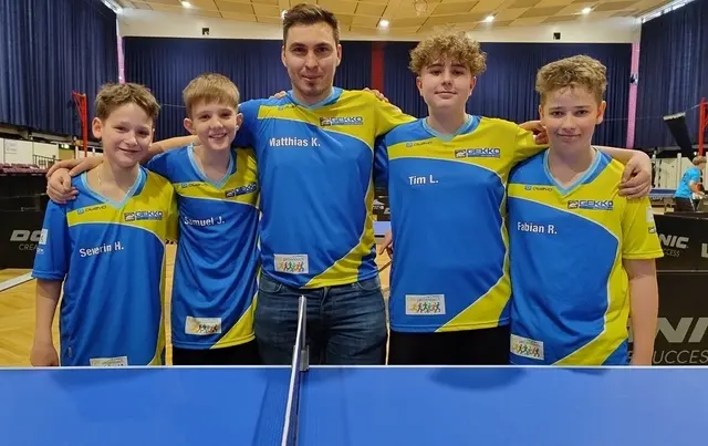 Die Mannschaft der MS Pettenbach mit den Riedern Severin Haslinger (li.), Samuel Jungwirth (2.v.li.) und Fabian Regelsberger (re.)  | Foto: MS Pettenbach
