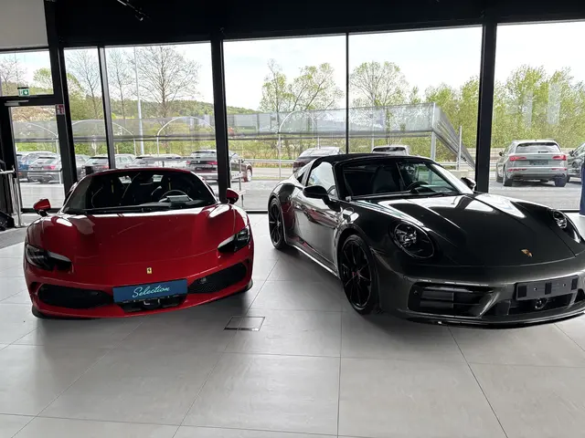 Sportwagen von Ferrari, Porsche, Aston Martin gabe es zu besichtigen. | Foto: MeinBezirk/Engelmann