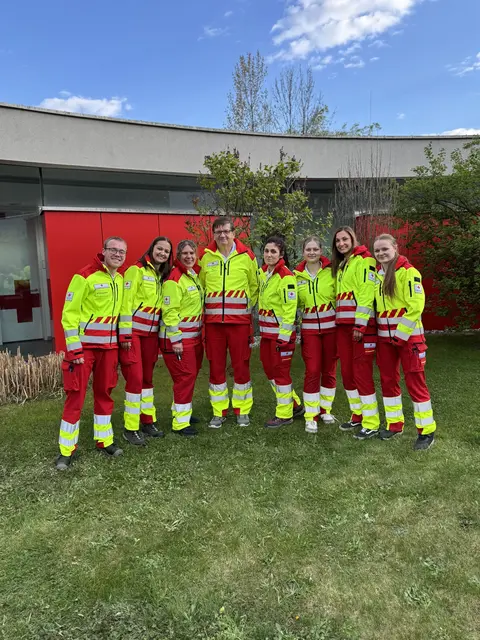 Sieben junge Rettungssanitäterinnen und -sanitäter haben ihre Ausbildung erfolgreich abgeschlossen und starten ihren Dienst in den lokalen Dienststellen. Im Bild: Bezirksgeschäftsführer und Ausbildungsleiter Josef Himsl (4. v. l.) mit den Absolventinnen und Absolventen | Foto: Rotes Kreuz/S. Weingant