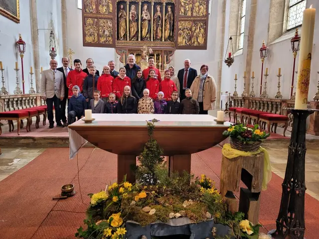 Bgm. Friedrich Fürst-Martinsberg, Bgm Ewald Fröschl-Schönbach, Bgm. Christian Hörhan-Bärnkopf, Bgm. Josef Wagner-Rappottenstein , Pfarrmoderator Gerhard Gruber-Jubilar, Frau Bgm. Birgit Haberzett-Gutenbrunn, Bgm. Roland Zimmer-Bad Traunstein, Sabine Latzenhofer Pastoralassistentin Pfarrverband, sowie Vertreter des Roten Kreuzes und Schülerinnen und Schüler (v.l.). | Foto: Marktgemeinde Schönbach