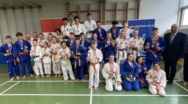 Alle Siegerinnen und Sieger der Tiroler Judo-Einzelmeisterschaft 2026 versammelten sich nach spannenden Wettkämpfen zum gemeinsamen Gruppenfoto in der Leitgebhalle Innsbruck. | Foto: Landesverband Tirol