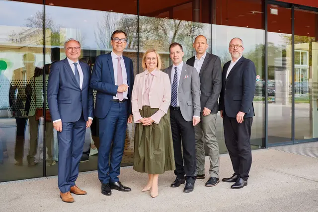 Von links: Marion-Jacques Bergthold, Präsident der Kaiserswerther Generalkonferenz, Robert Schütz,  Daniela Palk, Sven Lesemann (neuer Vorstand des Diakoniewerks), Thomas Fux, Präsident der Diakonie Österreich, Landessuperintendent Ralf Stoffers. | Foto: Alexa Püschel