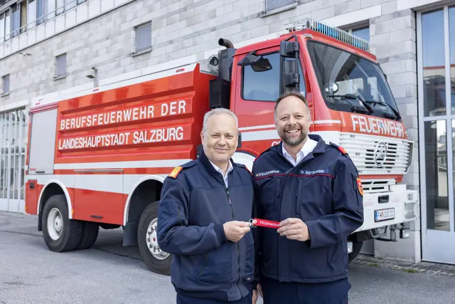 Berufsfeuerwehr übergibt Löschfahrzeug an Landesfeuerwehrverband
