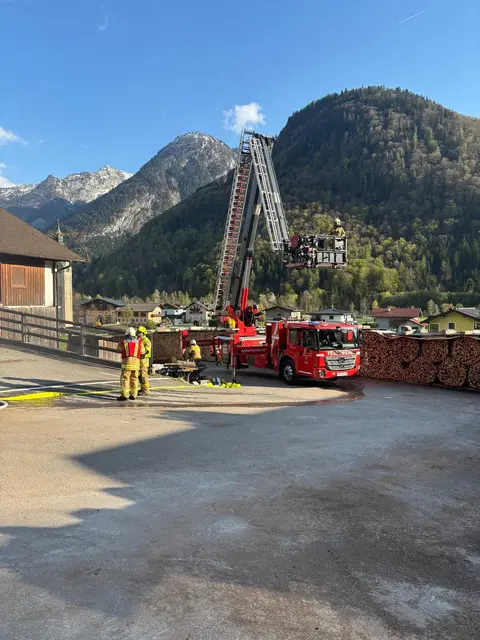 Koordinierte Zusammenarbeit mehrerer Trupps bei paralleler Menschenrettung und Brandbekämpfung. | Foto: Freiwillige Feuerwehr Scheffau
