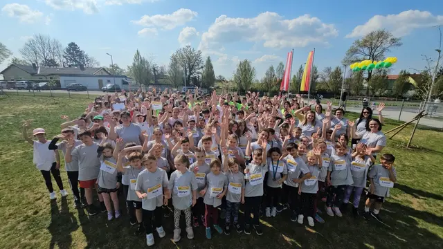 Schülerinnen und Schüler vom Bildungscampus Pannonia, Kindergartenkinder, Mittelschülerinnen und Mittelschüler aus Rechnitz und Großpetersdorf sowie Schülerinnen und Schüler des ZBG und der BAfEP Oberwart waren in Dürnbach mit dabei. | Foto: Bildungscampus Pannonia