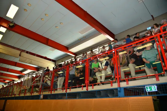 Volle Tribünen in der Sporthalle   | Foto: Gerald Dreisieber