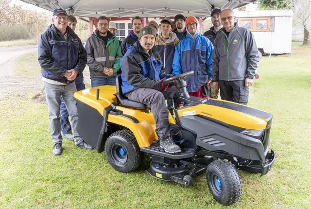 Lagerhaus Fachwerkstätte Eisgarn spendet Rasentraktor an Tagesstätte