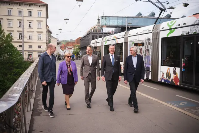 Künstler Tom Lohner, die ehemalige Politikerin Waltraud Klasnic (v. l.) sowie Unternehmer Klaus Weikhard (2. v. r.) sprechen sich gemeinsam mit Initiator Josef Smolle (r.) in einem Personenkomitee für Kurt Hohensinner im Zuge der Graz-Wahl aus. | Foto: Markus Jöbstl