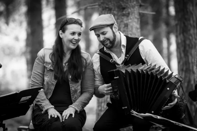 Das musizierende Ehepaar ,Maria und Helmut Stippich, spielen ab 19 Uhr im Jugendstiltheater am Otto-Wagner-Areal auf.  | Foto: Stephan Mussil