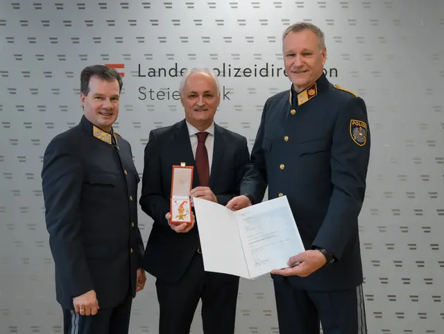 Landespolizeidirektor Gerald Ortner, Alfred Glatz und Oberst Klaus Rexeis (v. l.) bei der Verleihung vom Goldenen Verdienstzeichen der Republik Österreich.  | Foto: LPD Stmk