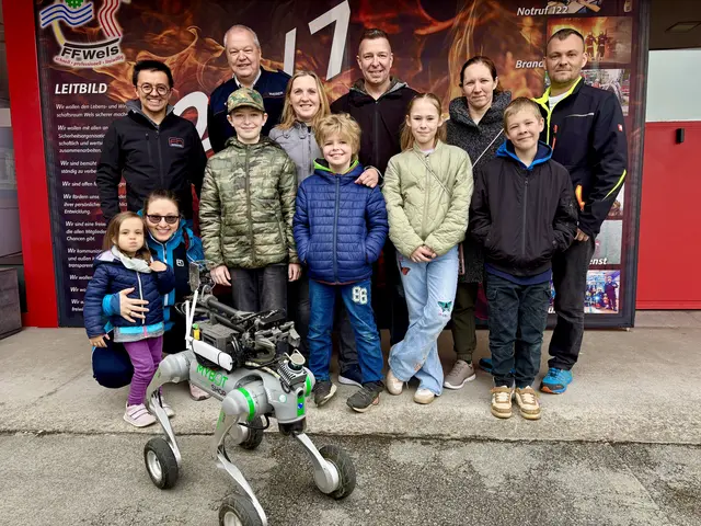 Die Gewinnerin des Namenswettbewerbs für den Roboterhund, Karoline Radlberger, wurde in die Feuerwehrzentrale eingeladen. | Foto: FFW