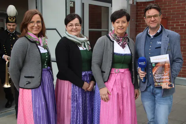 MaiXang boten eine kleine gesangliche Einlage. Hier mit Karl Lenz, der für Radio VM1 im Einsatz war. | Foto: Josef Hofmüller