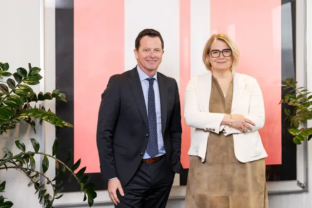Patrick Götz und Karin Svoboda, Vorstände der Tiroler Sparkasse stehen für die strategische Weiterentwicklung und Stabilität des Instituts im Geschäftsjahr 2025 | Foto: Thomas Steinlechner