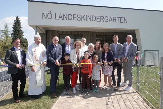Reinhard Litschauer, Pfarrer Wolfgang Polder, Bürgermeister Christoph Schüller, Bürgermeister a.D. Leopold Richter, Familien-Landesrätin Christiane Teschl-Hofmeister, Vizebürgermeister Peter Luckner, Kindergarteninspektorin Leopoldine Riegler, Kindergartenleiterin Simone Haas, Claudia Hoheneder, David Allram-Markel und Sparkassenvorstandsdirektor Markus Fischer mit Lukas, Henrik und Nina. | Foto: Weinzierl