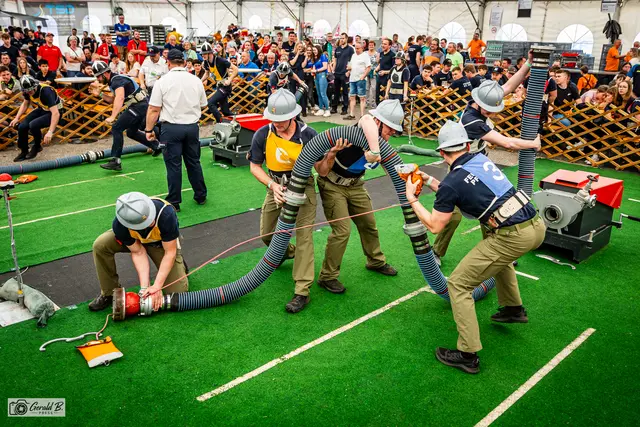 Hier ist Teamwork gefragt: Eine der 64 Gruppen beim Kuppelbewerb am Samstag. | Foto: Gerald B.