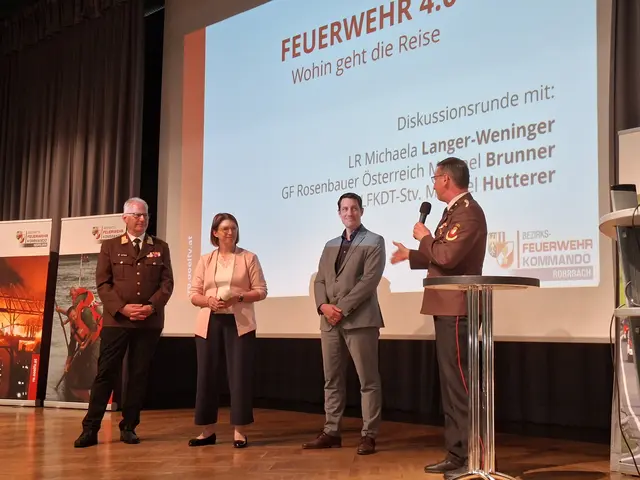 In einer Talkrunde unter dem Motto „Feuerwehr 4.0 – Wohin geht die Reise?“ diskutierten Landesfeuerwehrkommandant-Stellvertreter Michael Hutterer, die Feuerwehr-Landesrätin Michaela Langer-Weninger, Österreich-Geschäftsführer Michael Brunner von der Firma Rosenbauer und Landesfeuerwehrkommandant-Stellvertreter Michael Hutterer mit Moderator Josef Hödl (FF Hinterschiffl) zukünftige Herausforderungen an das Feuerwehrwesen,  | Foto: Helmut Eder