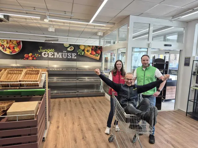 Petra Libinyi und Richard Wolkerstofer (hinten) übernehmen künftig das Ruder. | Foto: Nah&Frisch PuR