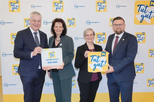 Auch die HAK in Bruck/Leitha wurde mit der "Tut gut!"-Plakette in Bronze ausgezeichnet: Landesrat Anton Kasser, Direktorin Birgit Raab-Pfisterer, Brigitte Gillinger und „Tut gut!“-Geschäftsführer Erwin Zeiler | Foto: Martin Mathes