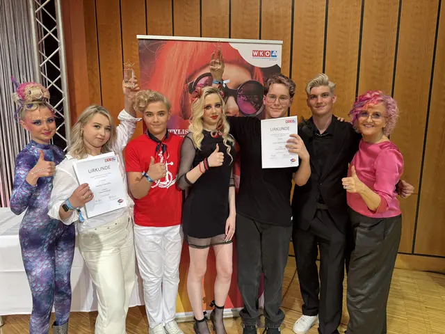 Daumen nach oben für die Spitzenleistungen des Ansfeldner Friseurnachwuchses: Valeriia Prykhodko (2. v. l.) und Noah Gstöttenmayr (3. v. r.) mit ihrer Ausbildnerin Gudrun Leitner (re.). | Foto: Leitner