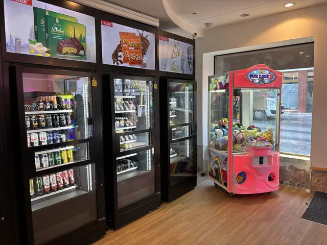 Nicht nur Getränke – viele E-Kioske bieten ein Sortiment, das gerade bei jungen Menschen gefragt ist. Was sich hier findet, orientiert sich jedoch an der Lage und dem Jugendschutzgesetz.  | Foto: Johannes Brandner