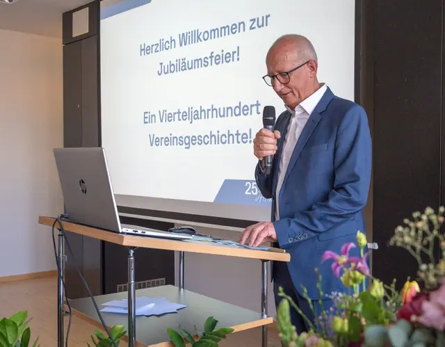B.I.K.E Obmann und Bürgermeister von Neufelden Peter Rachinger begrüßte die zahlrichen Festgäste zur "25 Jahre Jubiläumsfeier" und gab einen Rückblick auf die Vereinsgeschichte.  | Foto: Ingrid Hagelmüller