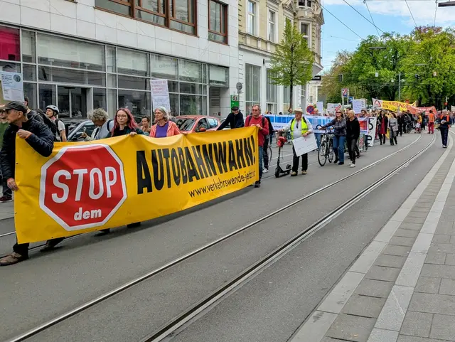 Rund 300 Menschen protestierten am Freitag gegen den Bau der A26. | Foto: Initiative Verkehrswende jetzt!