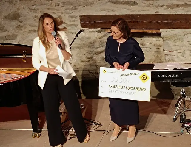 Krebshilfe-Geschäftsführerin Andrea Konrath konnte am Ende des Benefizkonzertes den stolzen Konzert-Erlös von 22.200 Euro bekanntgeben. Ihr Dank galt den zahlreichen Sponsorinnen und Sponsoren und den Konzertbesucherinnen und Besuchern. | Foto: Peter Seper