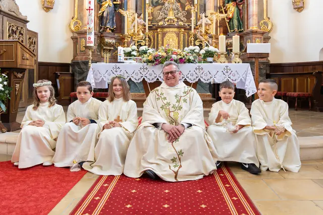 Pfarrer Hans-Ulrich Möring mit den Kindern.  | Foto: Karina Goldmann
